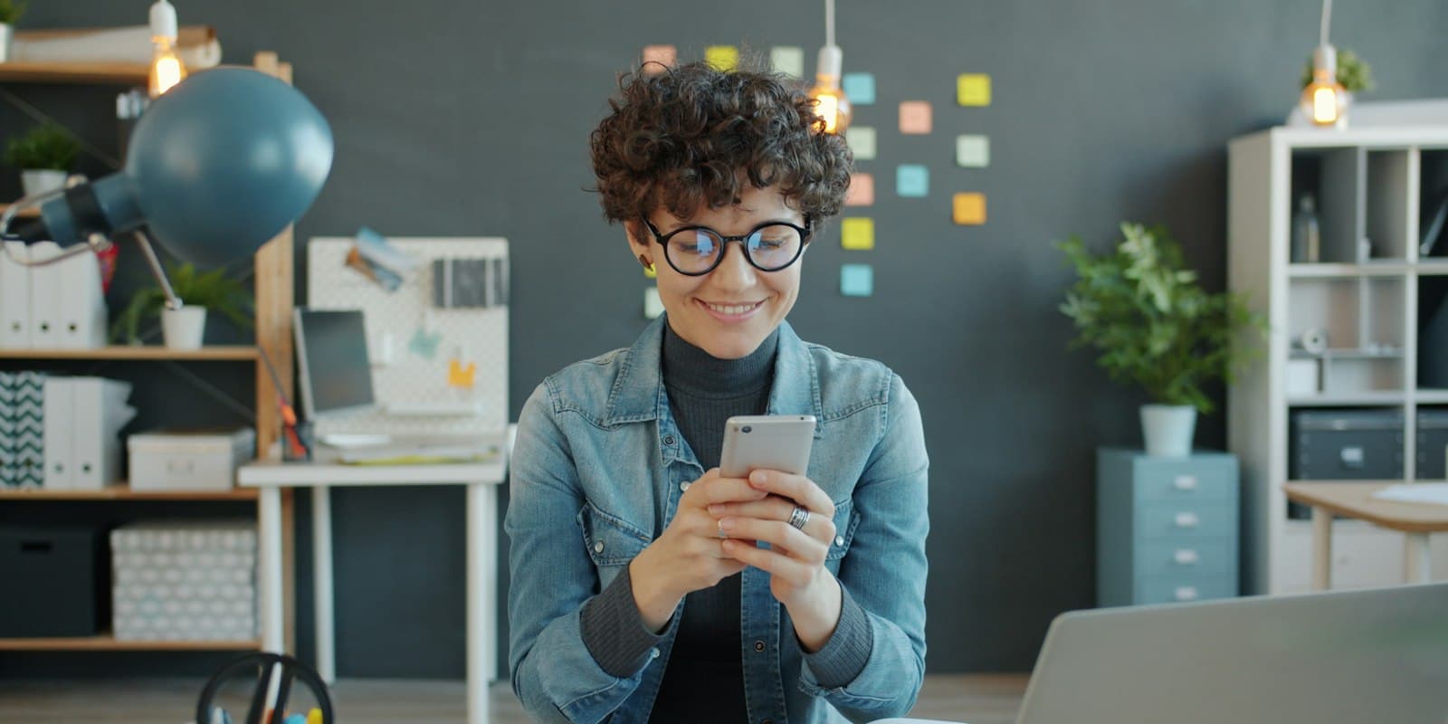 Agent tapping an outcome on her phone right after a call