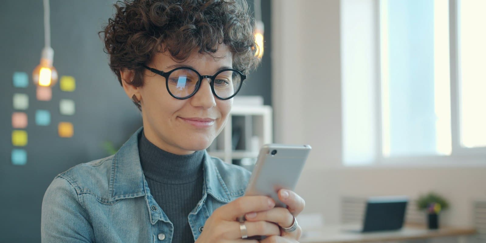 Agent sending a WhatsApp template from her phone